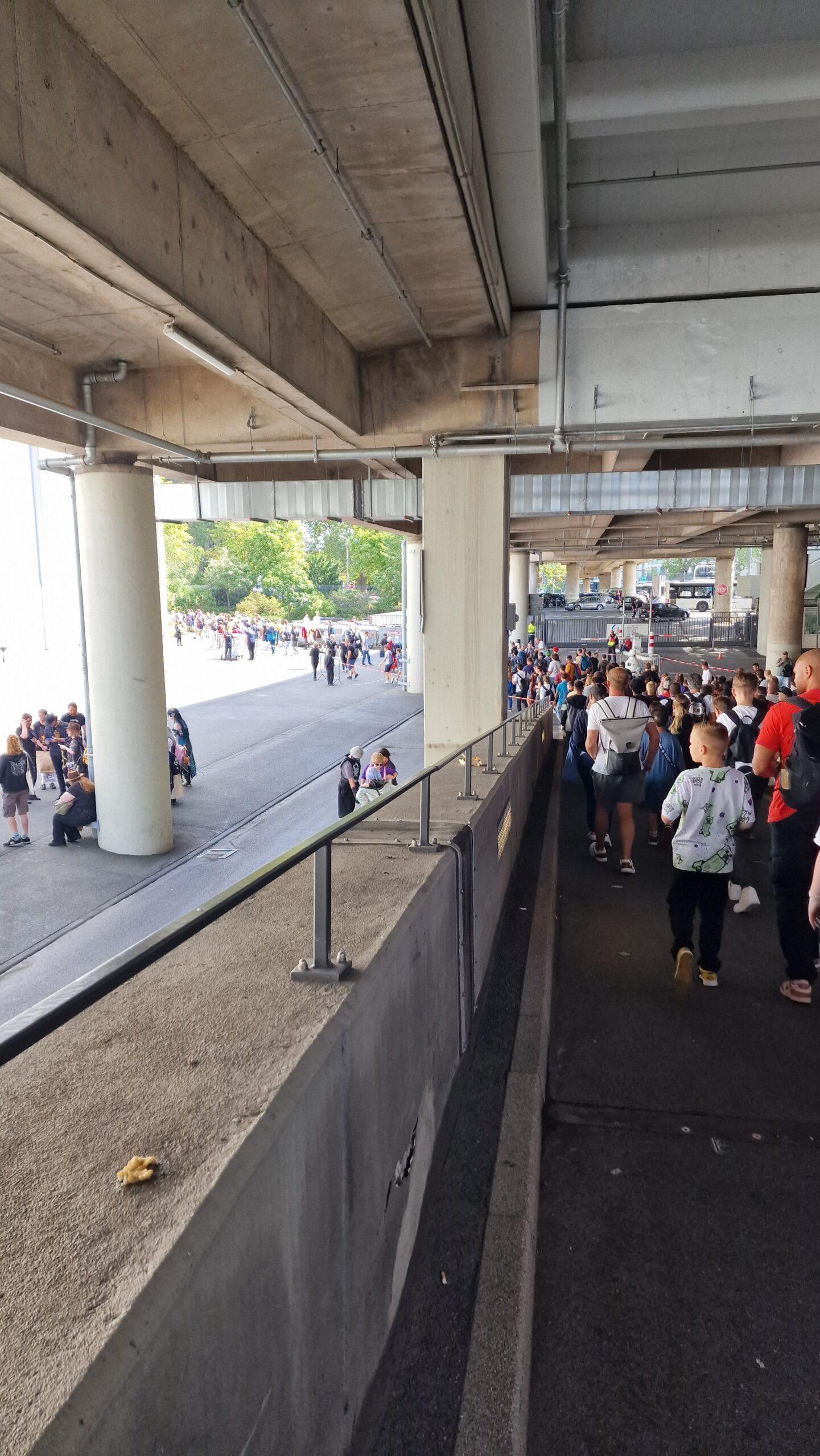 Umleitung von Boulevard zu Halle 6, um Halle 9 herum